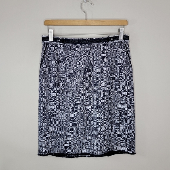 Ann Taylor | Dark Navy Print Pencil Skirt Size 2 - Picture 4 of 6